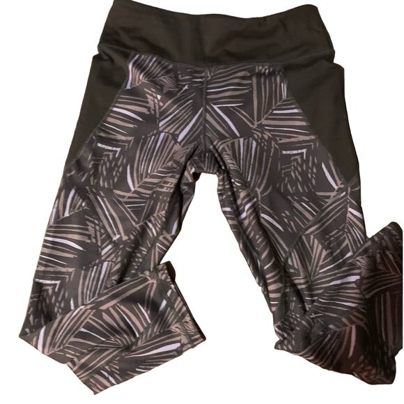 Patagonia Pants - Patagonia Medium Women's Gray and Black  Printed Capri Leggings